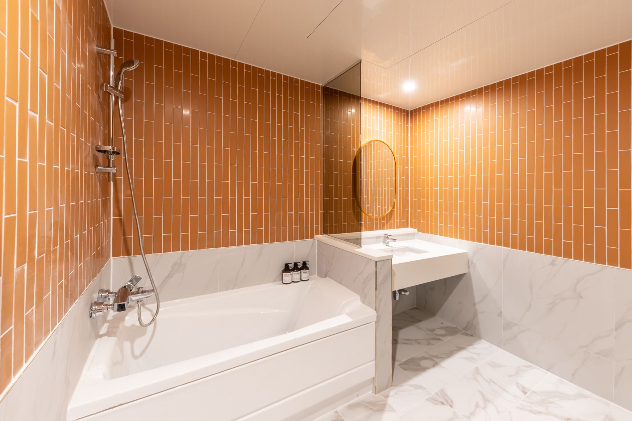 Ein Badezimmer mit Badewanne, Waschbecken und Spiegel.