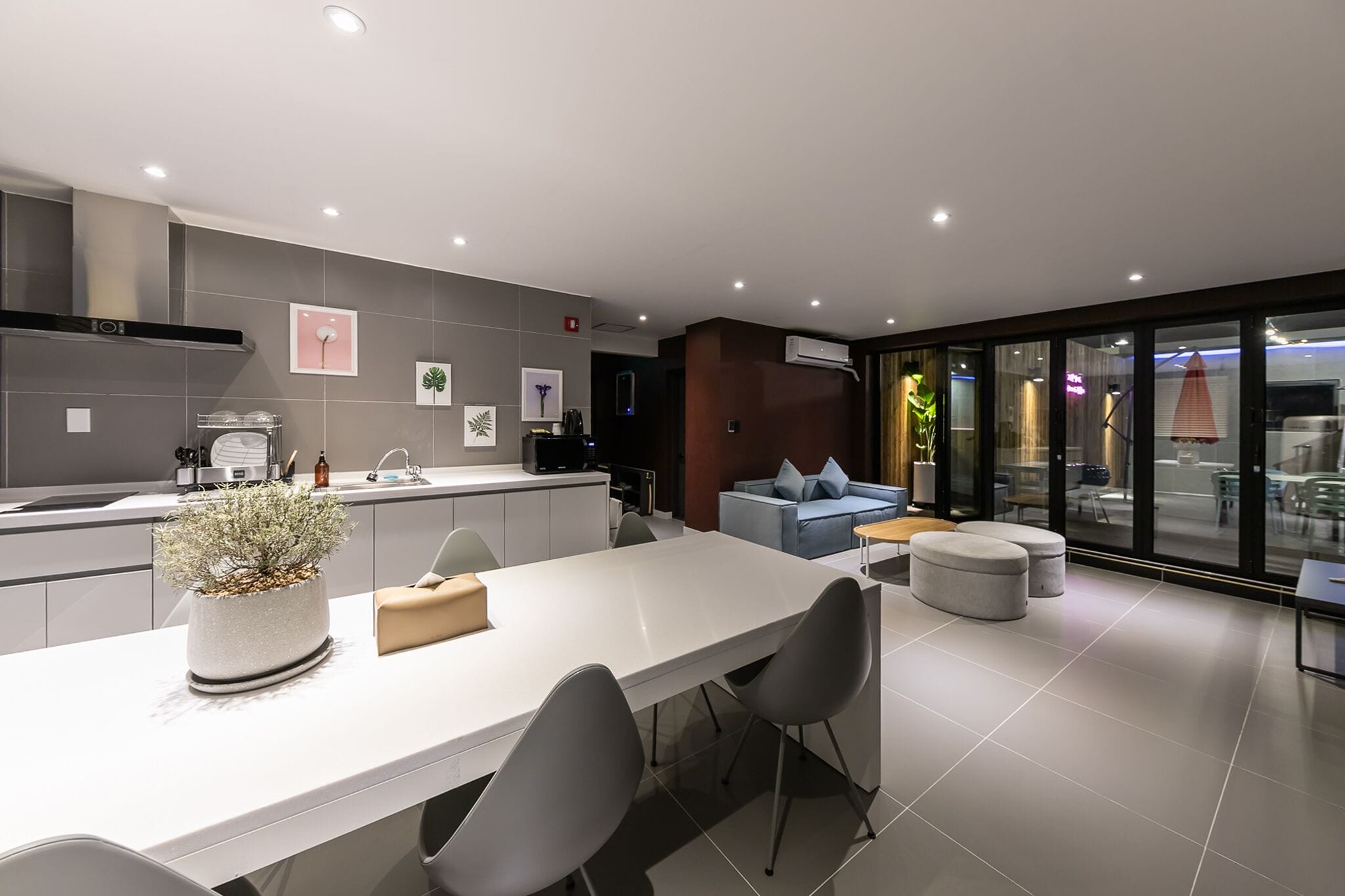 Luxury Penthouse (Breakfast Provided Except for Monday) | Zona de estar | Una televisión de pantalla plana, un ordenador