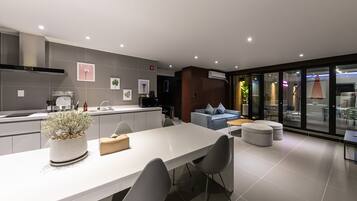 Luxury Penthouse (Breakfast Provided Except for Monday) | Khu phòng khách | TV màn hình phẳng, máy vi tính