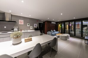 Luxury Penthouse (Breakfast Provided Except for Monday) | 起居區 | 平面電視、電腦