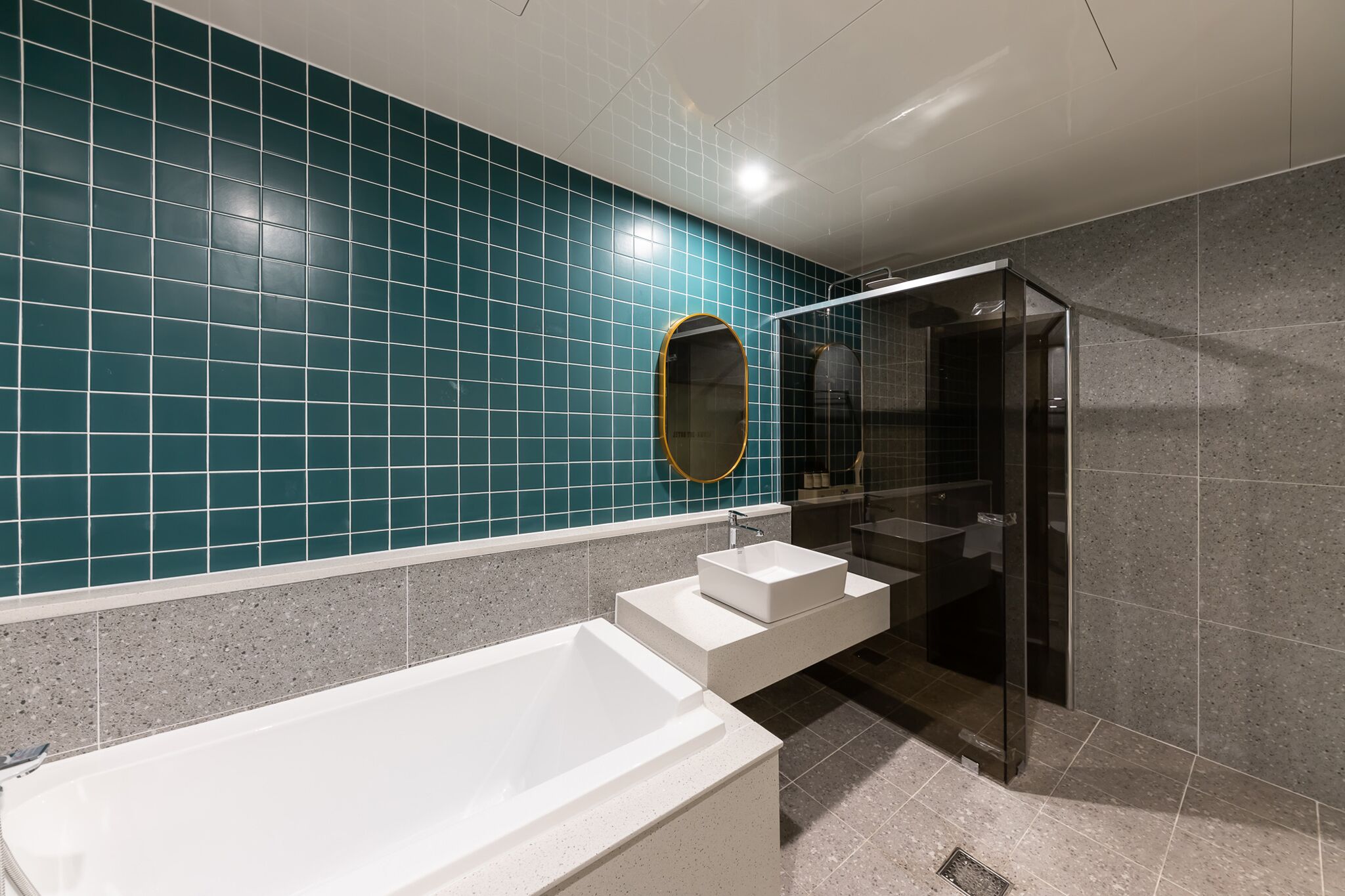 Une salle de bain moderne avec une grande baignoire, un lavabo et un espace douche.