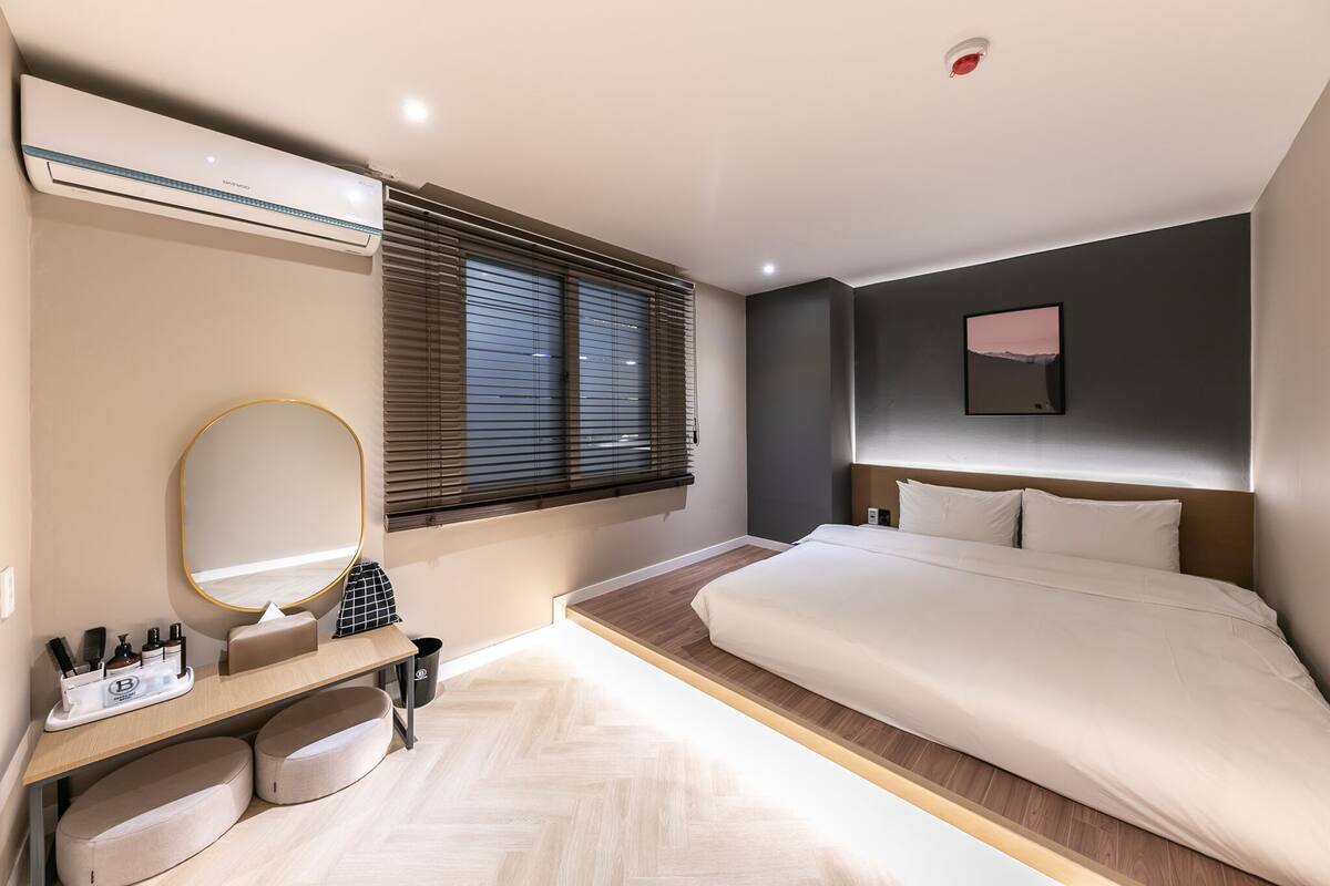 Luxury Penthouse (Breakfast Provided Except for Monday) | Soundproofing, free WiFi, bed sheets