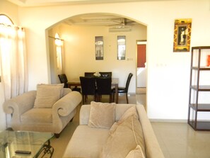 49-inch Smart TV with cable channels, TV, Netflix - The Corporate Villa - Nyekonakpoe-Lome (Lomé)