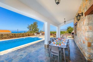 Alberca al aire libre y camastros 