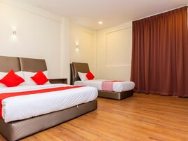 Escritorio, tabla de planchar con plancha, wifi gratis y ropa de cama 