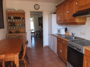 Micro-ondas, fogão, lava-louças, cadeirão de bebê