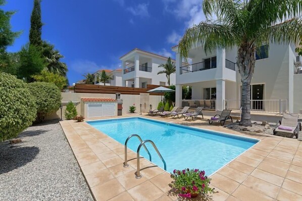 Seasonal outdoor pool, pool umbrellas, pool loungers - Villa Matheus (Pegeia)