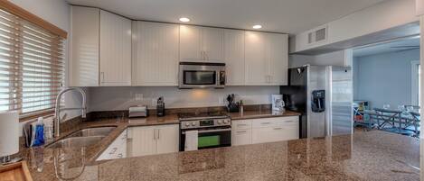 冷蔵庫、電子レンジ、オーブン、コンロ