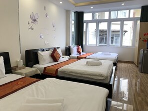 Family Room | Minibar, desk, rollaway beds, free WiFi - Moon Light Hostel (Da Lat)