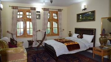 Phòng Suite phong cách cổ điển, nhiều giường, hút thuốc, quang cảnh núi | Phòng khách