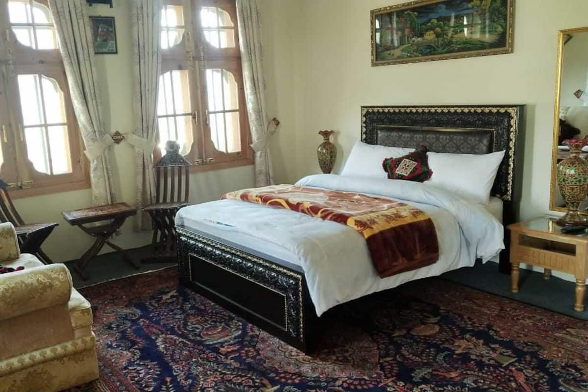 Classic Suite, Multiple Beds, Smoking, Mountain View | Living area