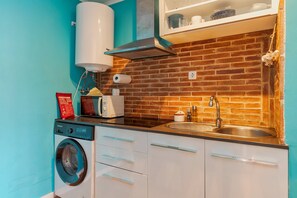 Jääkaappi, mikroaaltouuni, liesi, kahvin-/teenkeitin