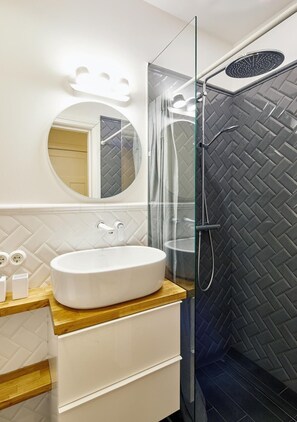 Dusche, Haartrockner, Handtücher, Seife