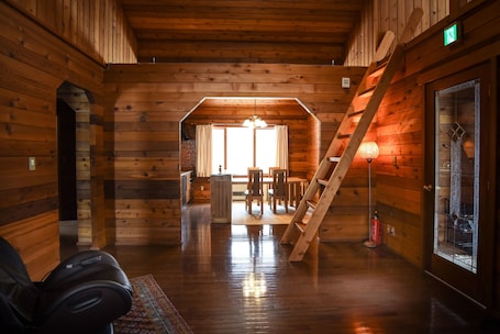 Chalet | Desk, free WiFi, bed sheets. Woodpecker Chalet