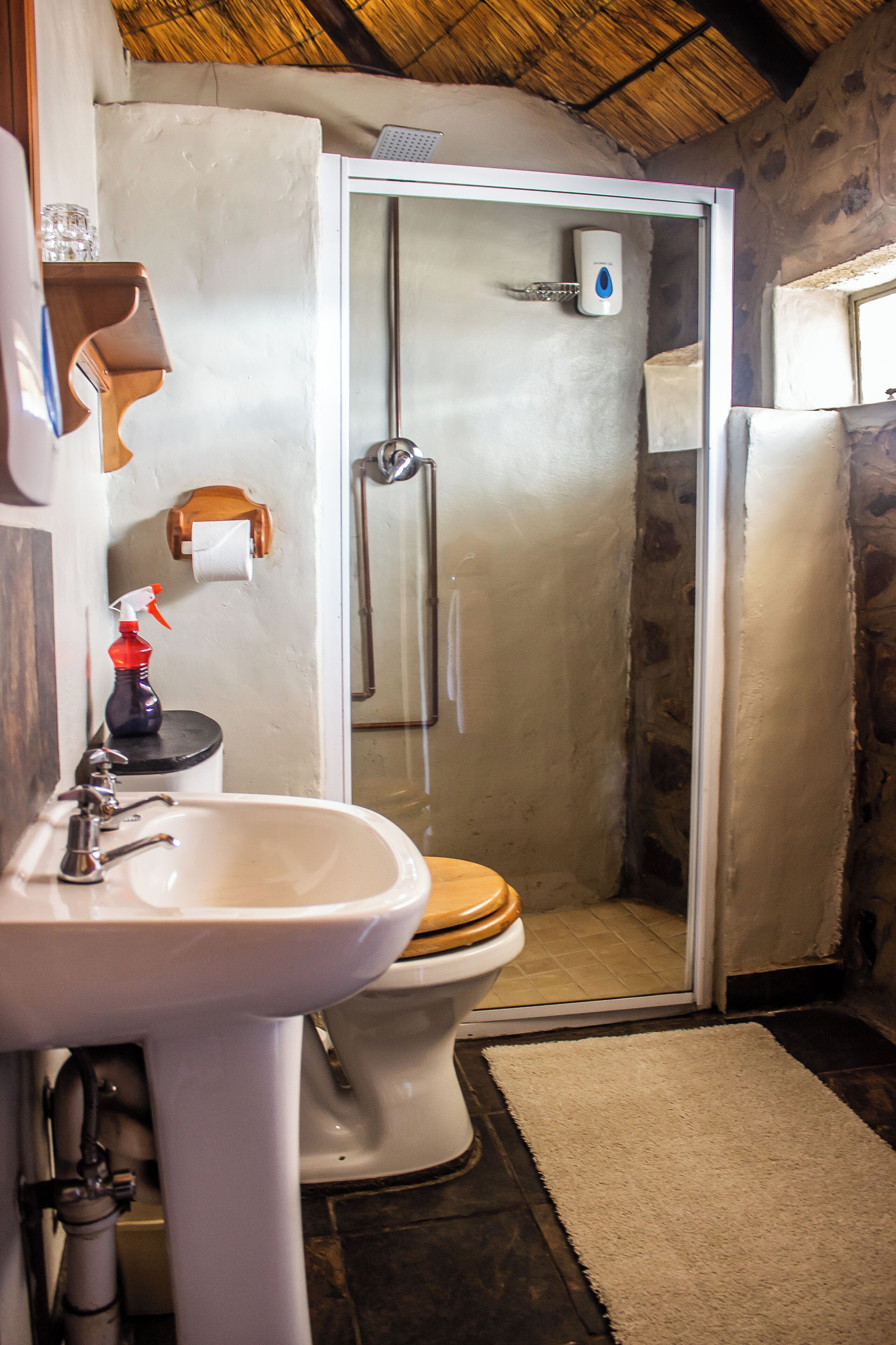 Classic Bungalow, 2 Twin Beds | Bathroom | Shower, free toiletries, towels