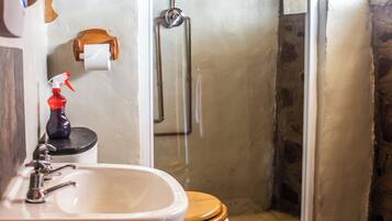 Classic Bungalow, 2 Twin Beds | Bathroom | Shower, free toiletries, towels