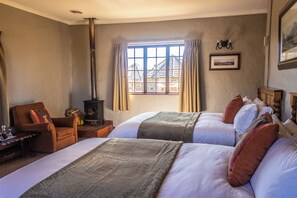 Desk, free WiFi, bed sheets - Sani Mountain Lodge (Sani Pass)
