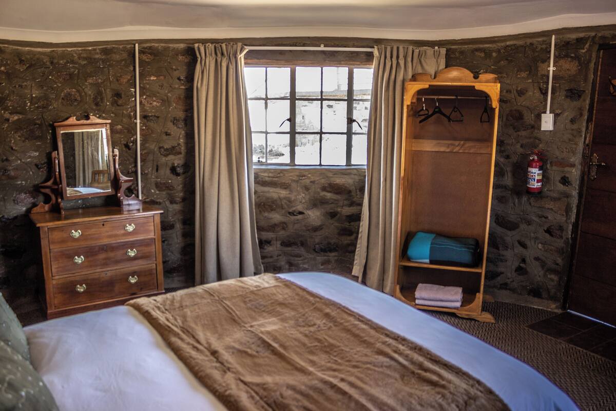 Desk, WiFi (free), bed sheets