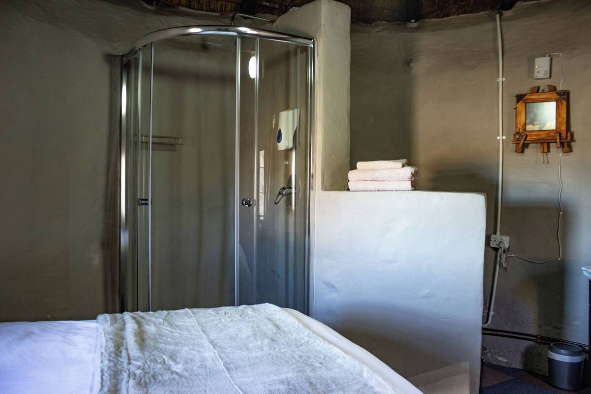 Desk, WiFi (free), bed sheets