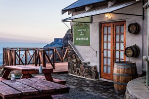 Um edifício rústico com um letreiro indicando ser o pub mais alto da África, a 2874 metros de altitude.