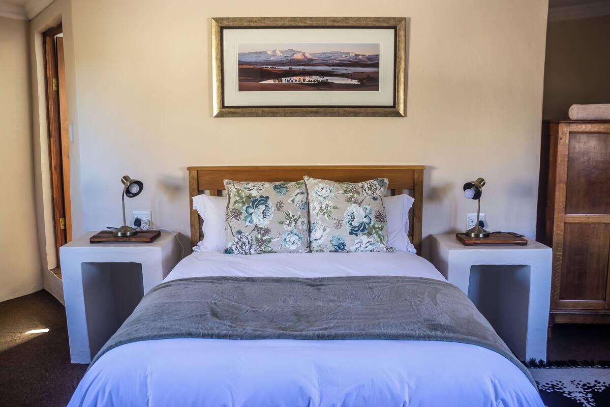 Desk, WiFi (free), bed sheets