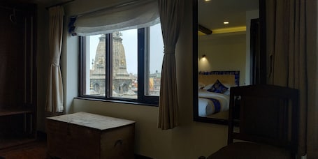 Executive Suite, 1 Queen Bed, Courtyard View | Down comforters, memory foam beds, desk, soundproofing