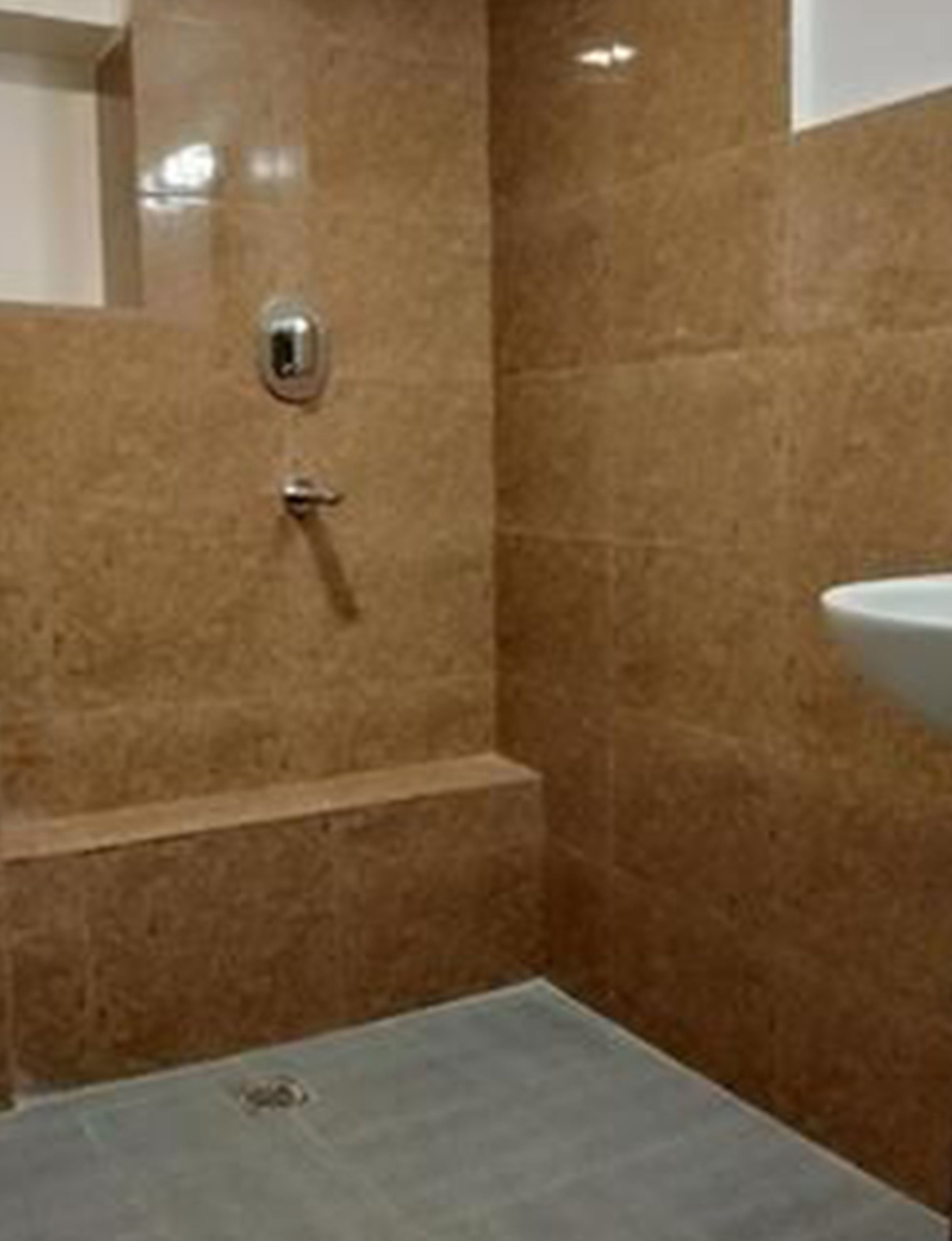 Deluxe Triple Room, Multiple Beds, Courtyard View | Bathroom