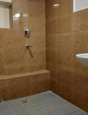 Chambre Triple Deluxe, plusieurs lits, vue cour intérieure | Salle de bain | Douche, douche à « effet pluie », articles de toilette gratuits