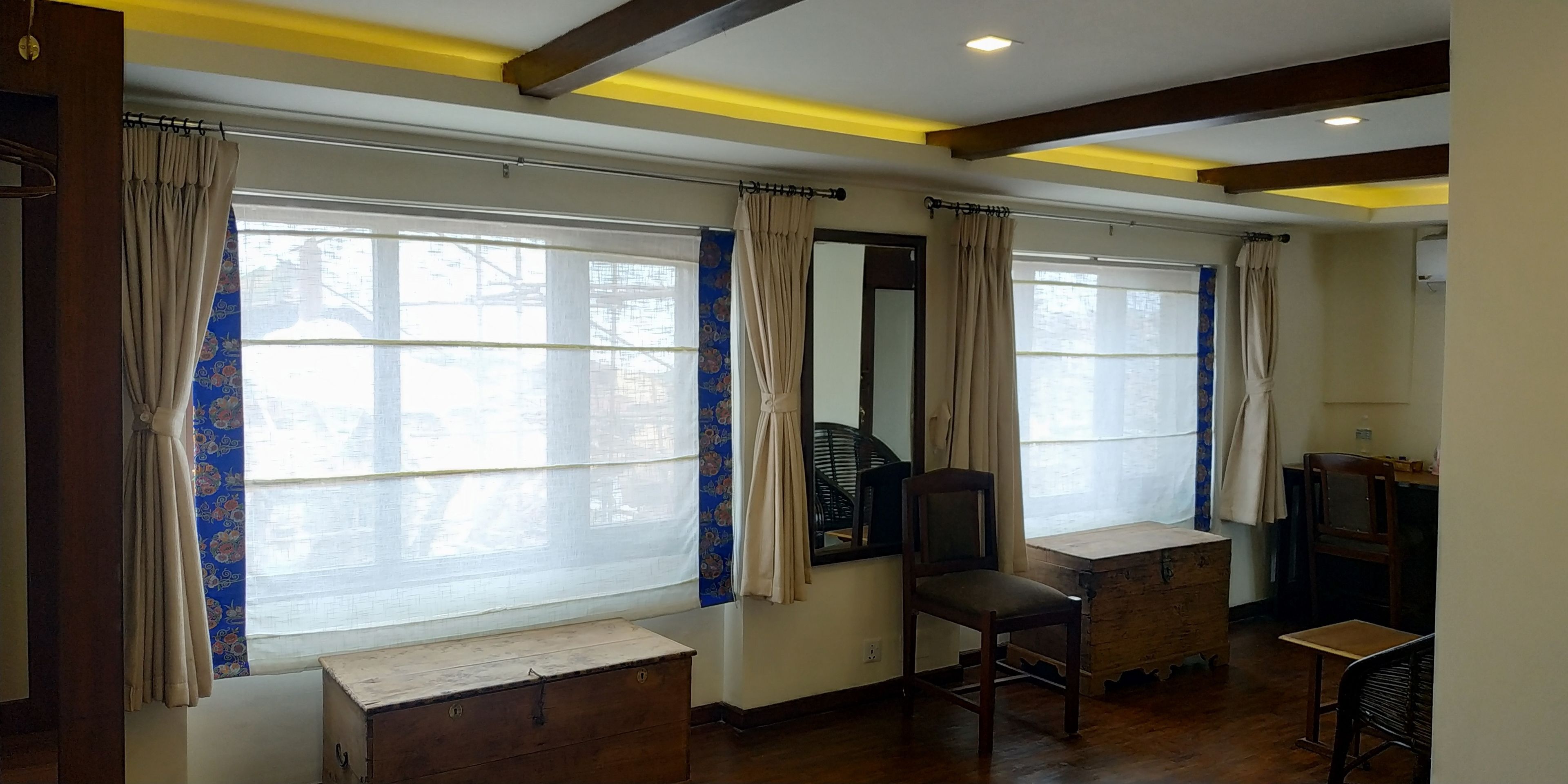 Executive-Suite, 1 Queen-Bett, Blick auf den Innenhof | Daunenbettdecken, Betten mit Memory-Foam-Matratzen, Schreibtisch