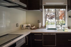 別荘 | 専用簡易キッチン | 冷蔵庫、電子レンジ、コンロ、コーヒー / ティーメーカー