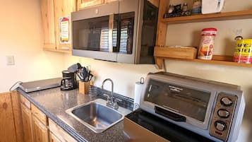 Frigorifero, microonde, piano cottura, macchina per tè/caffè