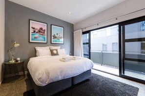 4 habitaciones, insonorización y tabla de planchar con plancha