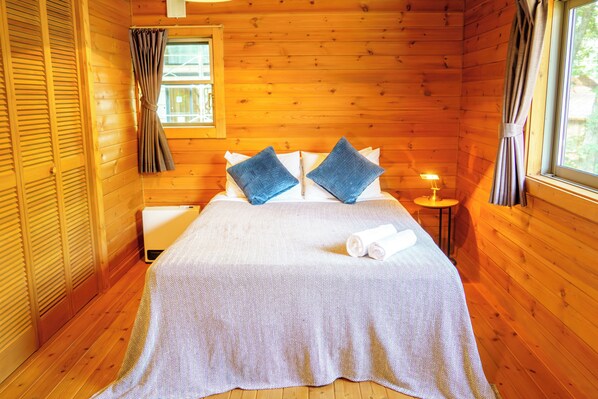 3 Bedrooms, Log House