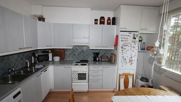 Apartemen, sauna, pemandangan taman | Dapur pribadi | Lemari es besar, microwave, oven, dan kompor