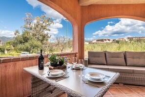Outdoor dining - Villa Isabel with Wi-Fi, Air Conditioning, Terrace and Garden (villasimius)