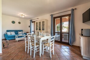 TV - Villa Isabel with Wi-Fi, Air Conditioning, Terrace and Garden (villasimius)