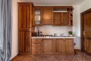 Fridge, microwave, oven, stovetop - Villa Isabel with Wi-Fi, Air Conditioning, Terrace and Garden (villasimius)
