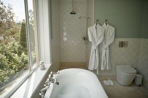 Quarto luxo, 1 cama King, banheira, vista para o vinhedo | Banheiro | Produtos de toalete grátis, secador de cabelo, roupões de banho
