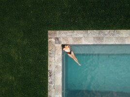 室外游泳池，07:00 至 20:00 开放，日光浴躺椅