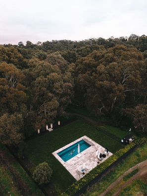 Una piscina al aire libre (de 07:00 a 20:00), tumbonas