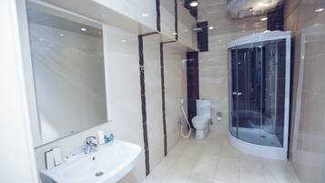 Kapaz - Special Superior Room | Bathroom | Shower, hydromassage showerhead, slippers, towels
