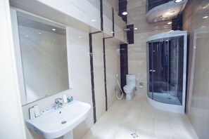 Vierbettzimmer | Badezimmer | Dusche, Hydromassagedusche, Hausschuhe, Handtücher