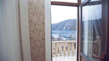 Kapaz - Superior lake view | Pillow-top beds, soundproofing, bed sheets