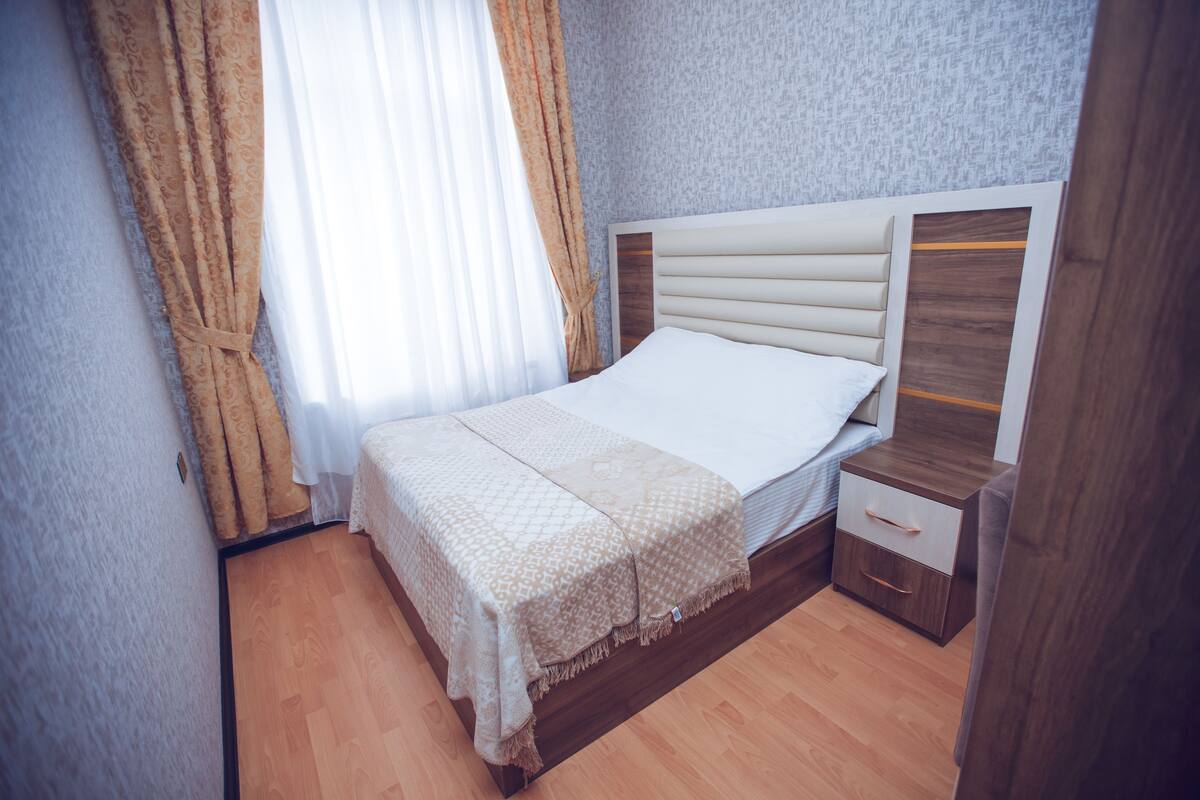 Tweepersoonskamer | Pillowtop-bedden, geluiddichte muren, beddengoed