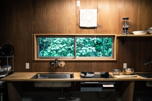 Kjøleskap, mikrobølgeovn, kokeplater og brødrister