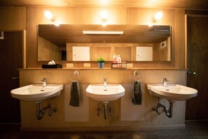 Shower, free toiletries, hair dryer, bidet - Hotel & Coworking Space GOBANCHI (Nanbu)