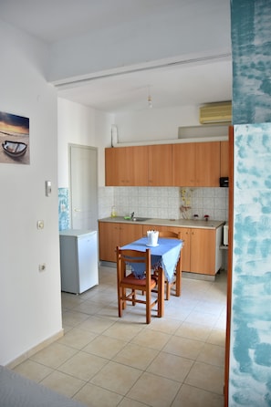 Apartamento, 1 quarto | Individualmente mobiliados, espaço de trabalho para notebook