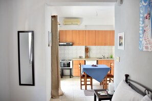 Fridge, oven, stovetop, electric kettle