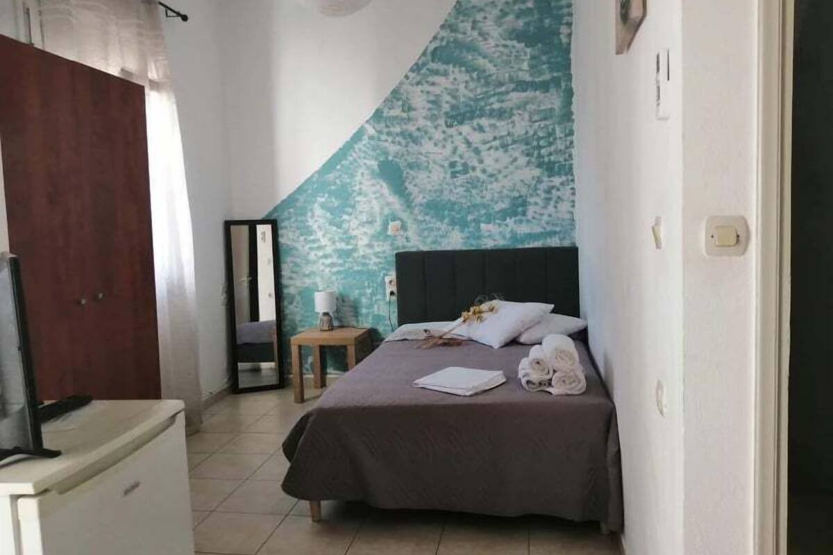 Apartment, 1 Bedroom | Laptop workspace, blackout drapes, soundproofing