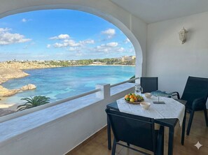 Outdoor dining - Beautiful Apartment with Wi-Fi, Pool, Terrace and Sea View (Arenal d'en Castell)